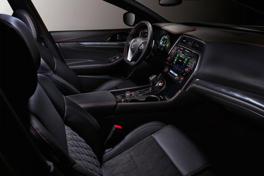 Интерьер Nissan Maxima SR 2018 года  (фото 8 из 30)
